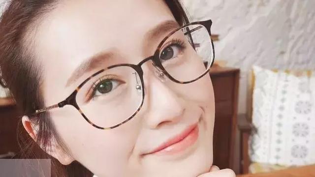 眼镜 戴眼镜的时候怎么打扮更加分？超详细的化妆+选款攻略