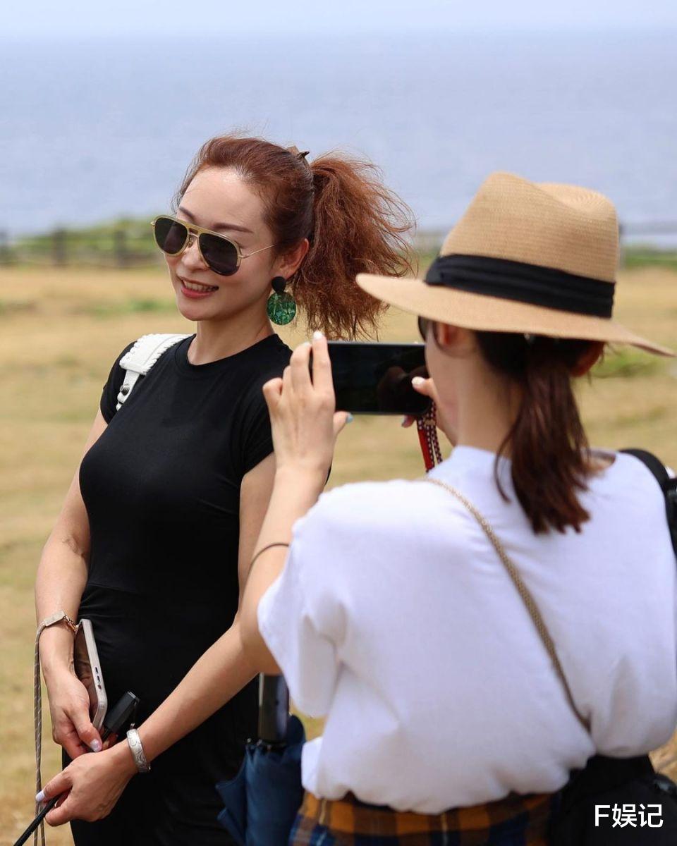 杨怡放下母亲角色和姐姐杨卓娜一起去旅游 姐妹俩拍下开心合影