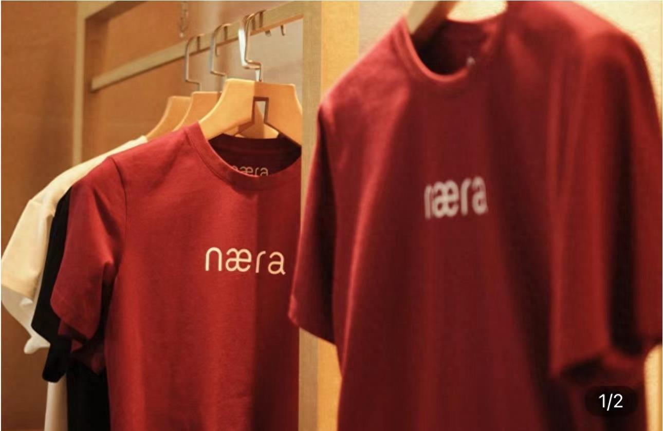 央视刘芳菲回东北老家！穿百元衣下地摘菜，白皙貌美被催婚生子