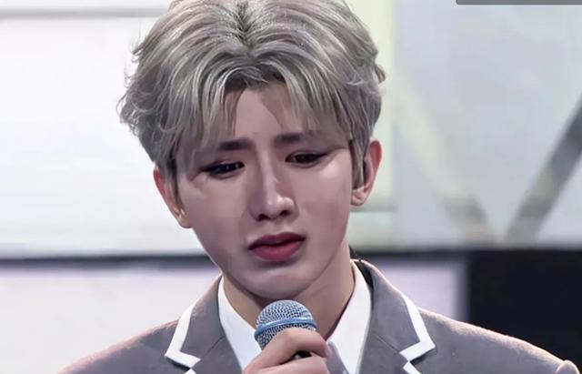 蔡徐坤和W女士接吻亲密照曝光，女方身份背景不简单，主动提分手