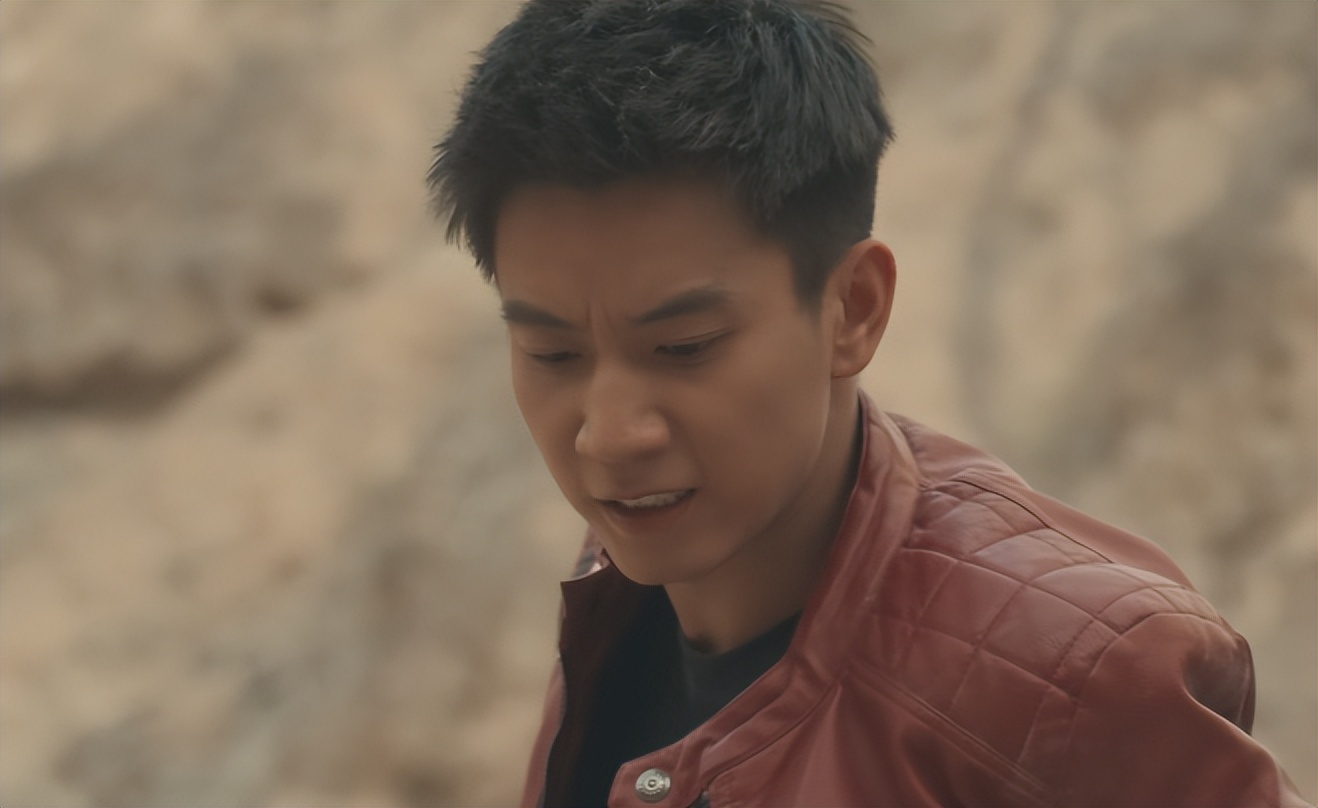 整容脸又来祸害公安剧?假鼻梁、脸肿像发面馒头,别再侮辱警察了