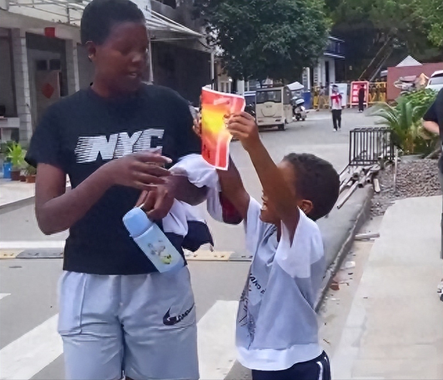 rose疑与团队闹掰，大号断更20天、小号被夸更真实，大哥频繁出镜