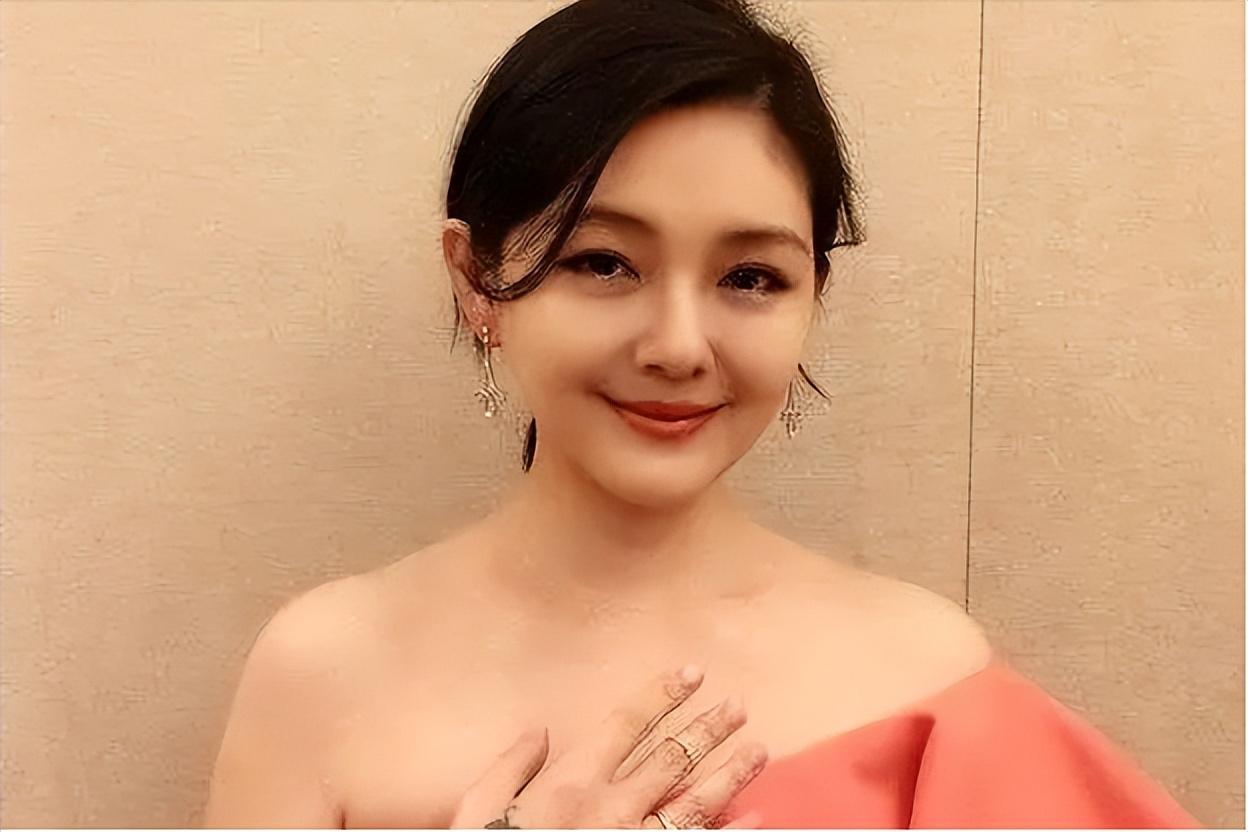 新瓜！大S罕露面大变样，葛斯齐带伤再出庭，疑学黄子佼打悲情牌