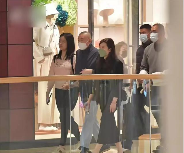 刘銮雄|刘秀盈晒出靓照，打扮成熟有女强人的气息，重获爸爸刘銮雄宠爱