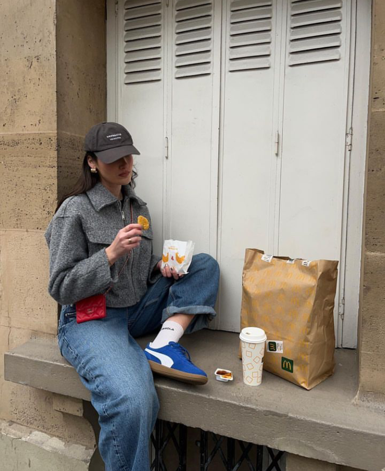 职场女性这么穿高级显气质!“格雷系大衣+毛衣”就够,谁穿谁美