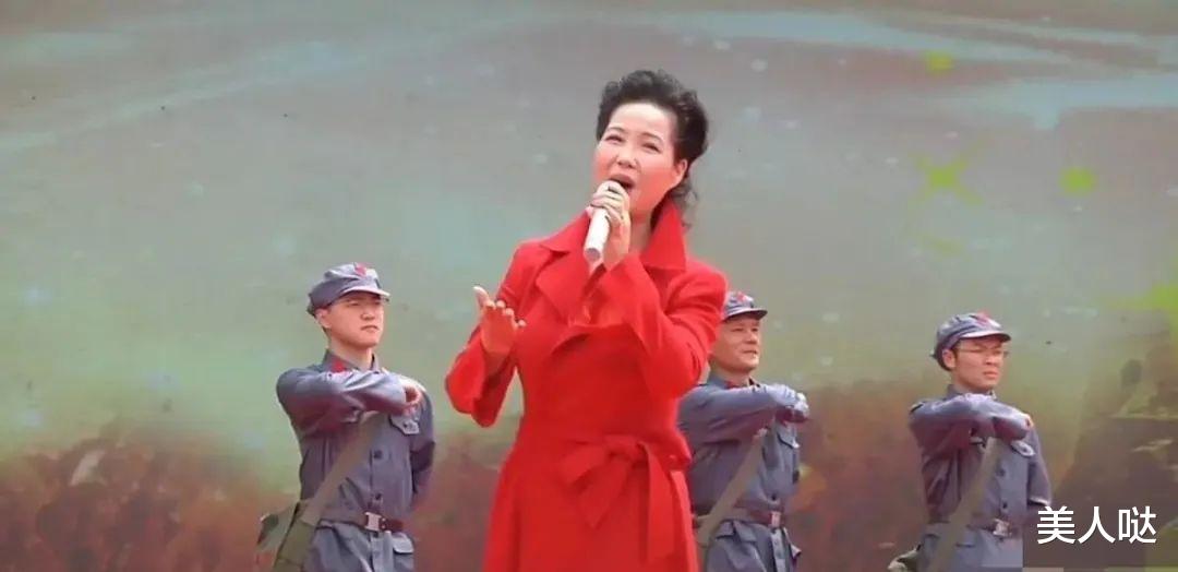 穿衣搭配 李双江小27岁娇妻老太快,近照脸颊下垂颧骨突兀,打扮青春却难掩大妈味