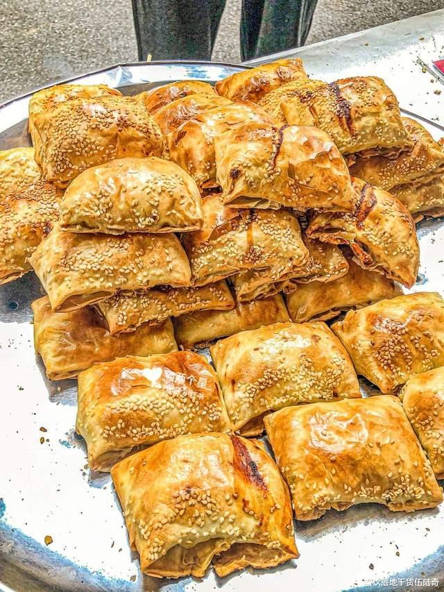 豆腐|网红新疆烤包子?热闹的街,店一个顾客都没,最终还是被割了韭菜