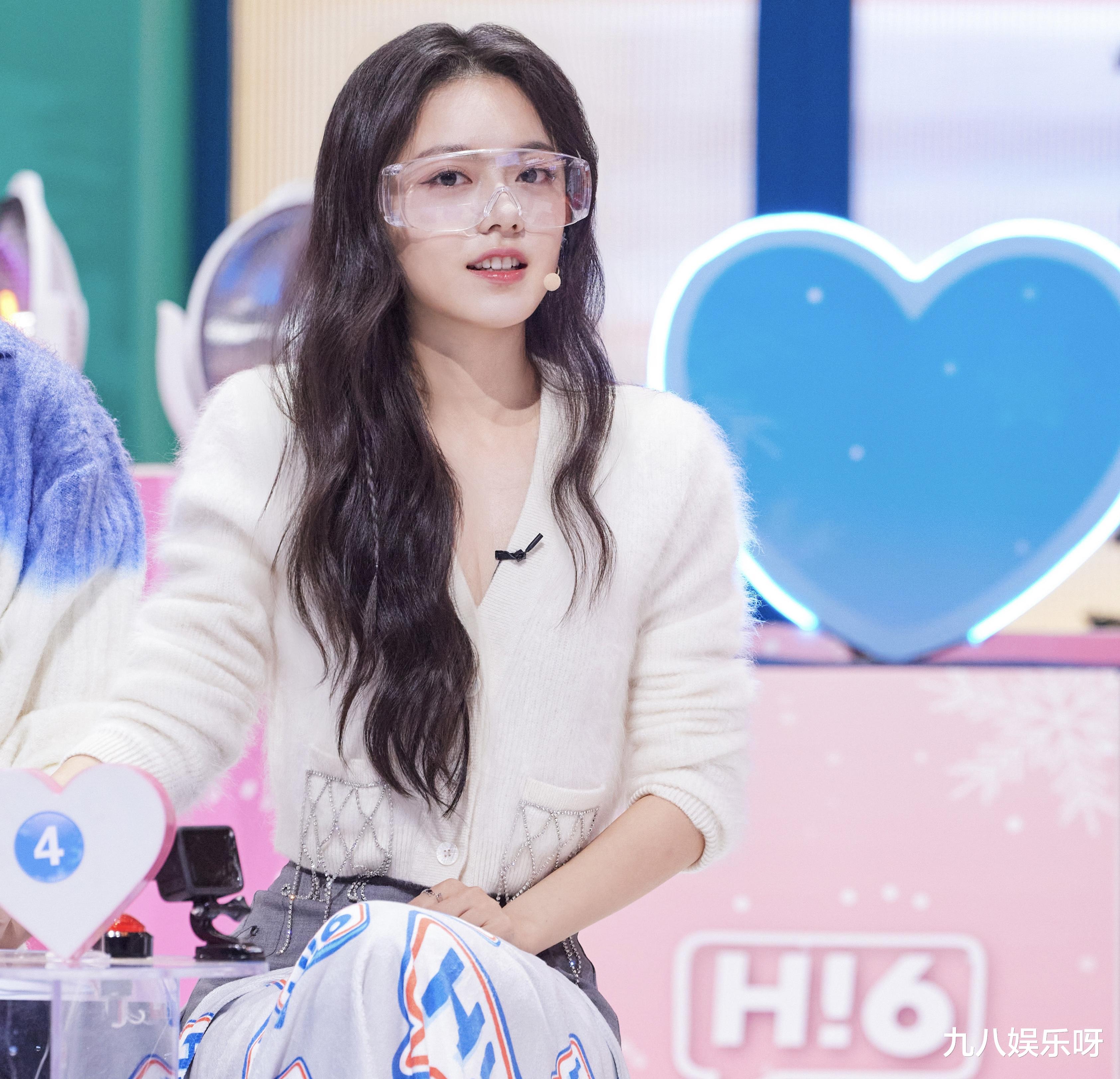 赵今麦还在演偶像剧,张子枫却开始合作大叔了,造型又土又村