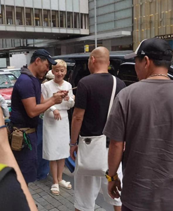 吴君如在香港街头可谓是赚足眼球！手拎30万高奢包，一头金发女人味十足