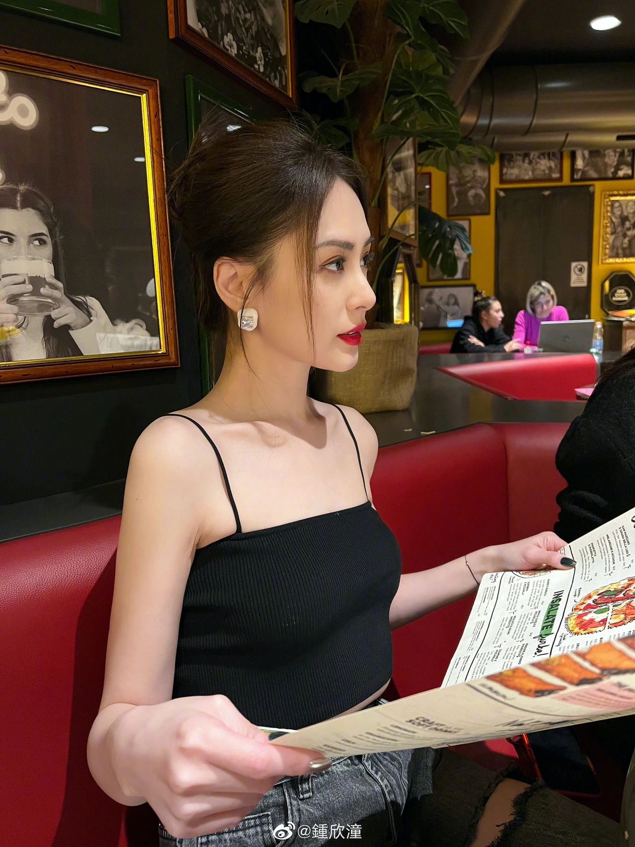 阿娇|42岁阿娇现身上海时装周再现时装车祸　惊变小矮人靠美貌撑住造型