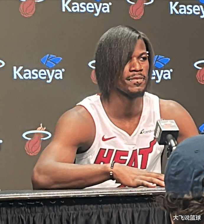 真受刺激了？巴特勒全新发型太杀马特，阿德巴约直接笑场