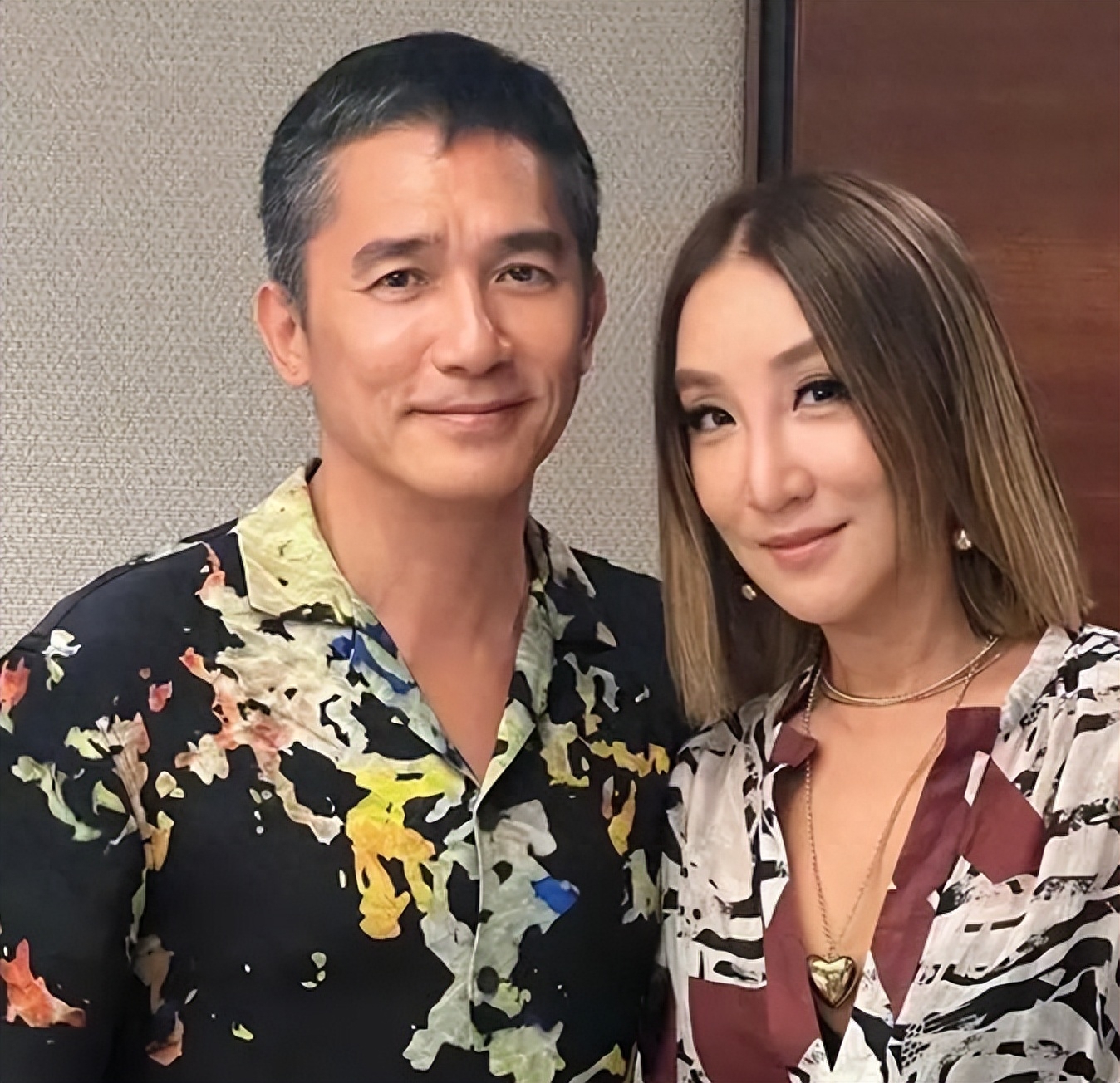 梁朝伟已返回香港,携刘嘉玲一起与好友相聚,私生子谣言不攻自破