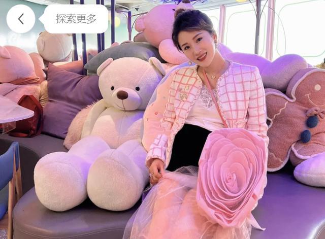 李念|李念晒8个月孕肚,穿短裤展现纤细身材,手上戴超大颗红钻戒指