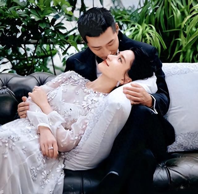 何超莲窦骁甜蜜拥抱，被讥499元拖鞋像乞丐，细节透露婚姻内幕