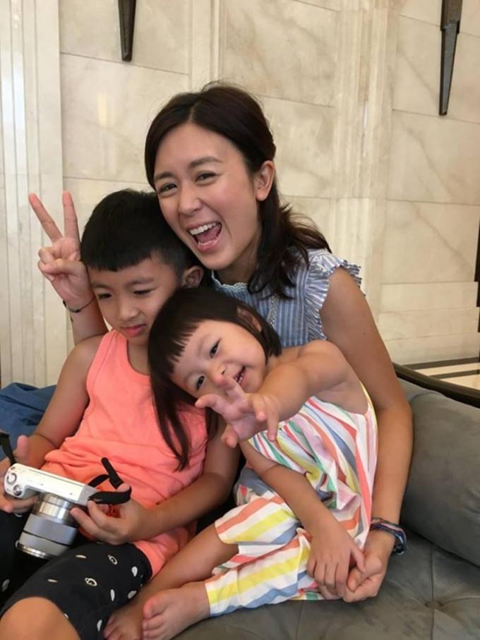 新西兰|知名港星移民新西兰被偶遇，光顾路边摊接地气，背大书包打扮朴素