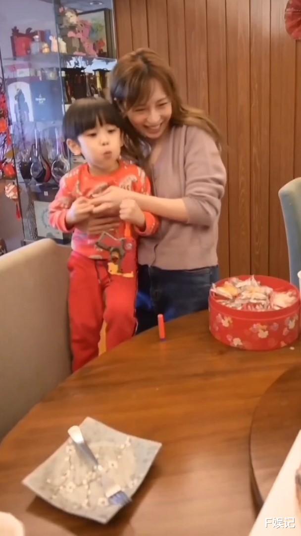 张智霖|龚嘉欣疑有新恋情与新欢一起到陈凯琳家里拜年