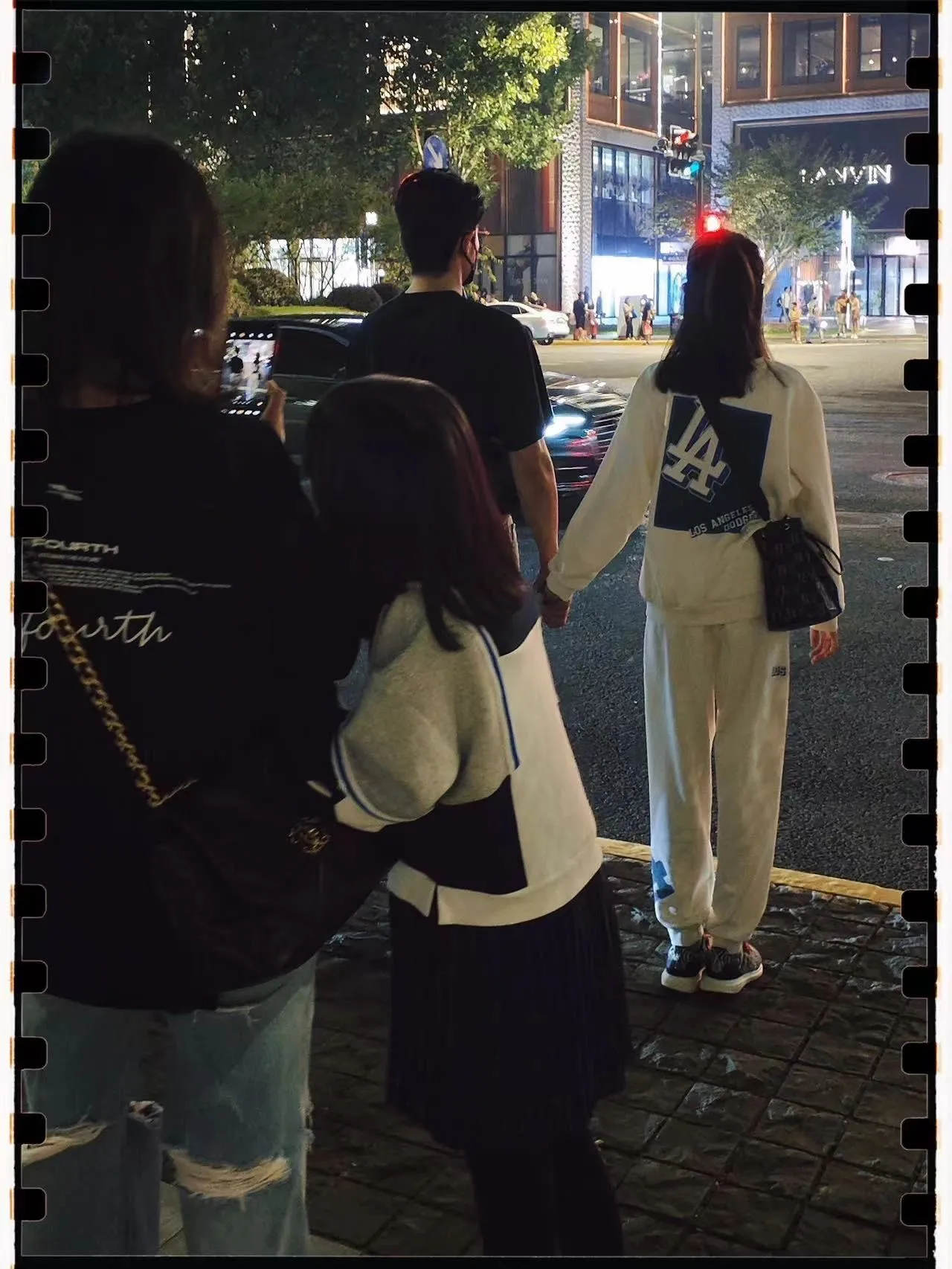 鲍蕾晒假期日常，15岁贝儿和妈妈一样高，母女搭肩搂腰逛街似闺蜜