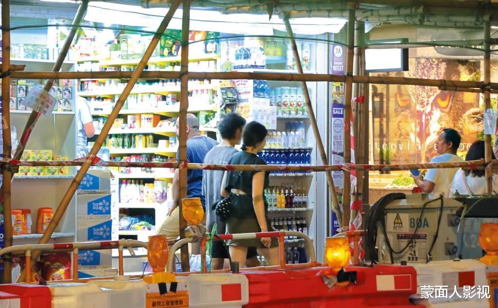 60岁港星与妻子牵手逛街!女方突然犯烟瘾,当街吞云吐雾懒理路人