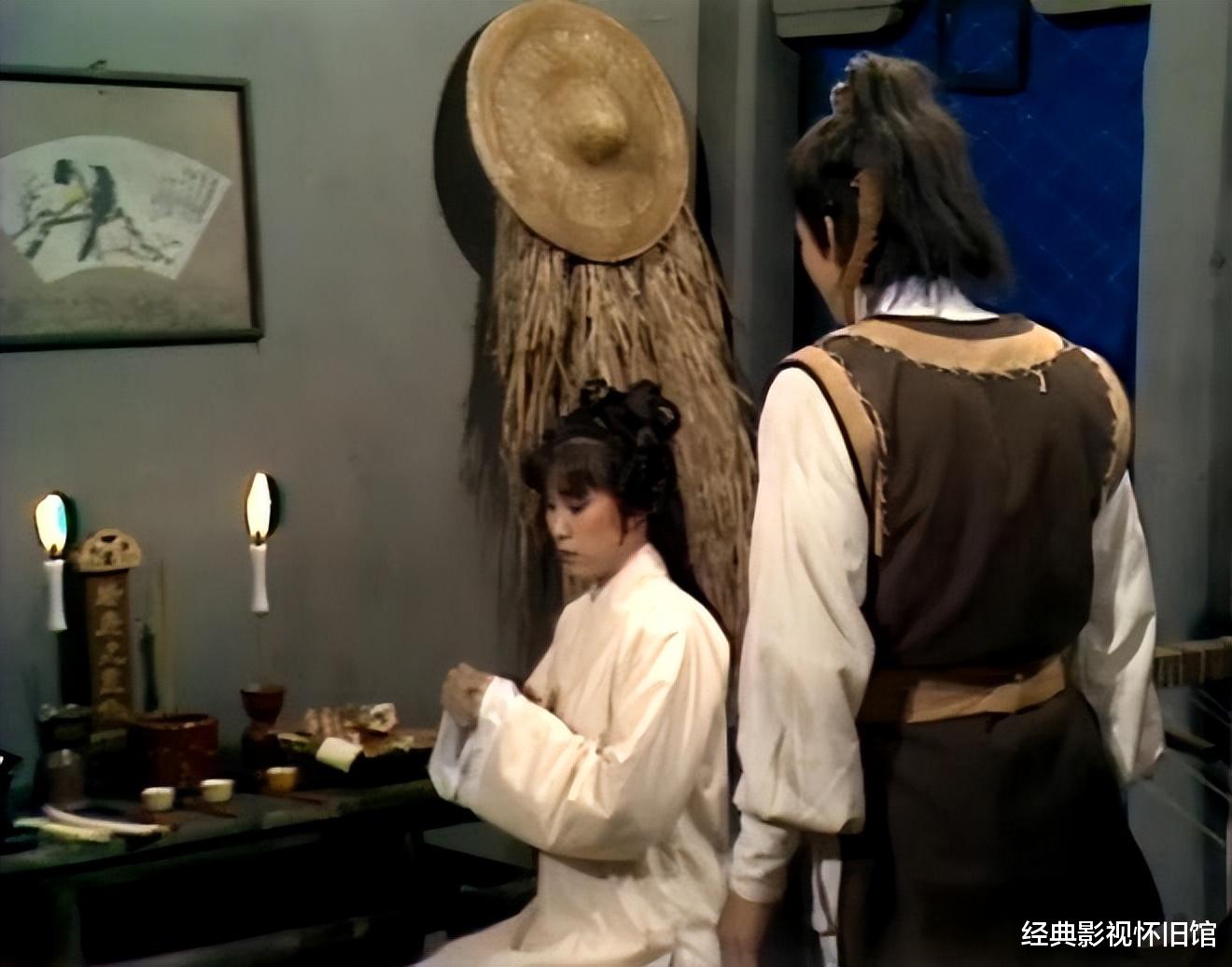 盘点83版《射雕》中的穿帮镜头：腕表、假娃娃、饮料瓶