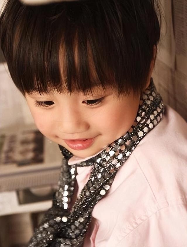 刘楚恬:2岁出道年入百万,因长相甜美被禁止整容,如今长成啥样