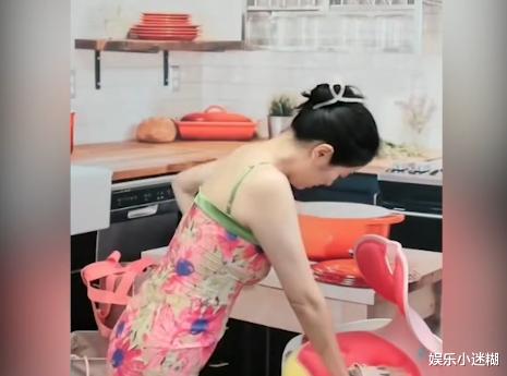 43岁叶璇穿“牵手裙”直播健身、跳操，评论区沦陷，网友：穷疯了