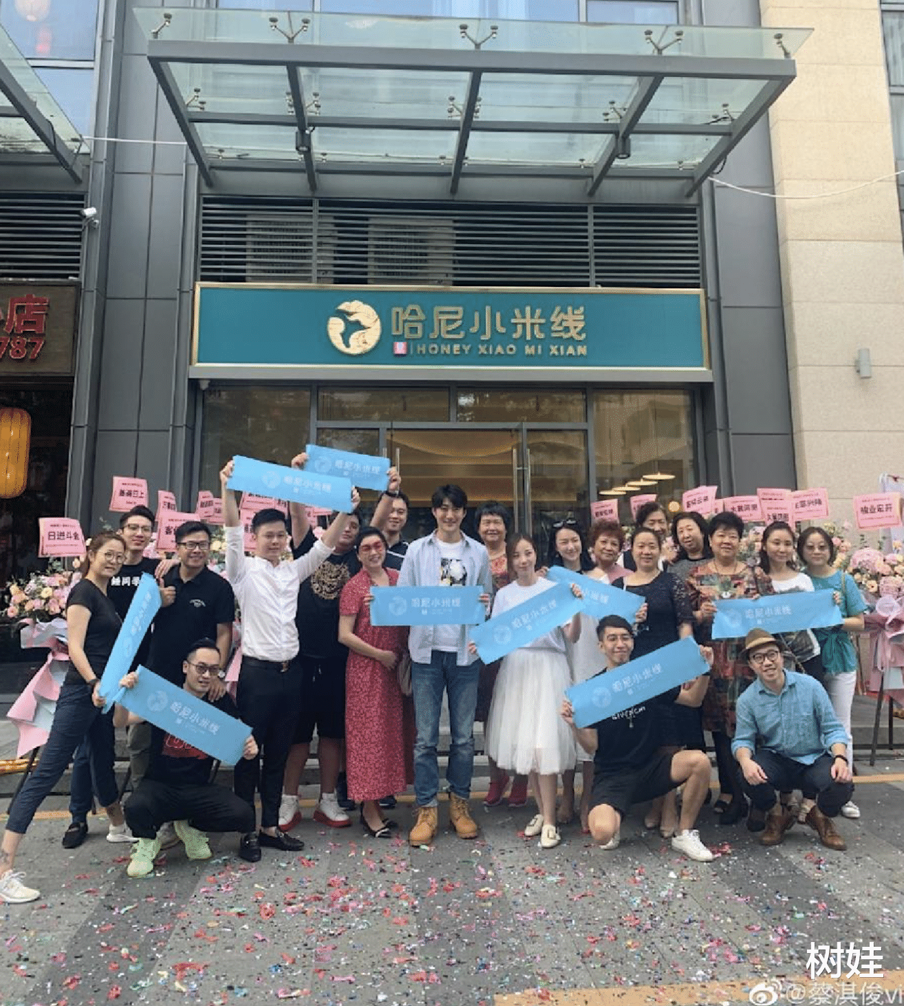 39岁TVB男星广州街头卖鸡脚，离巢9年做餐饮，曾开10家食肆全倒闭