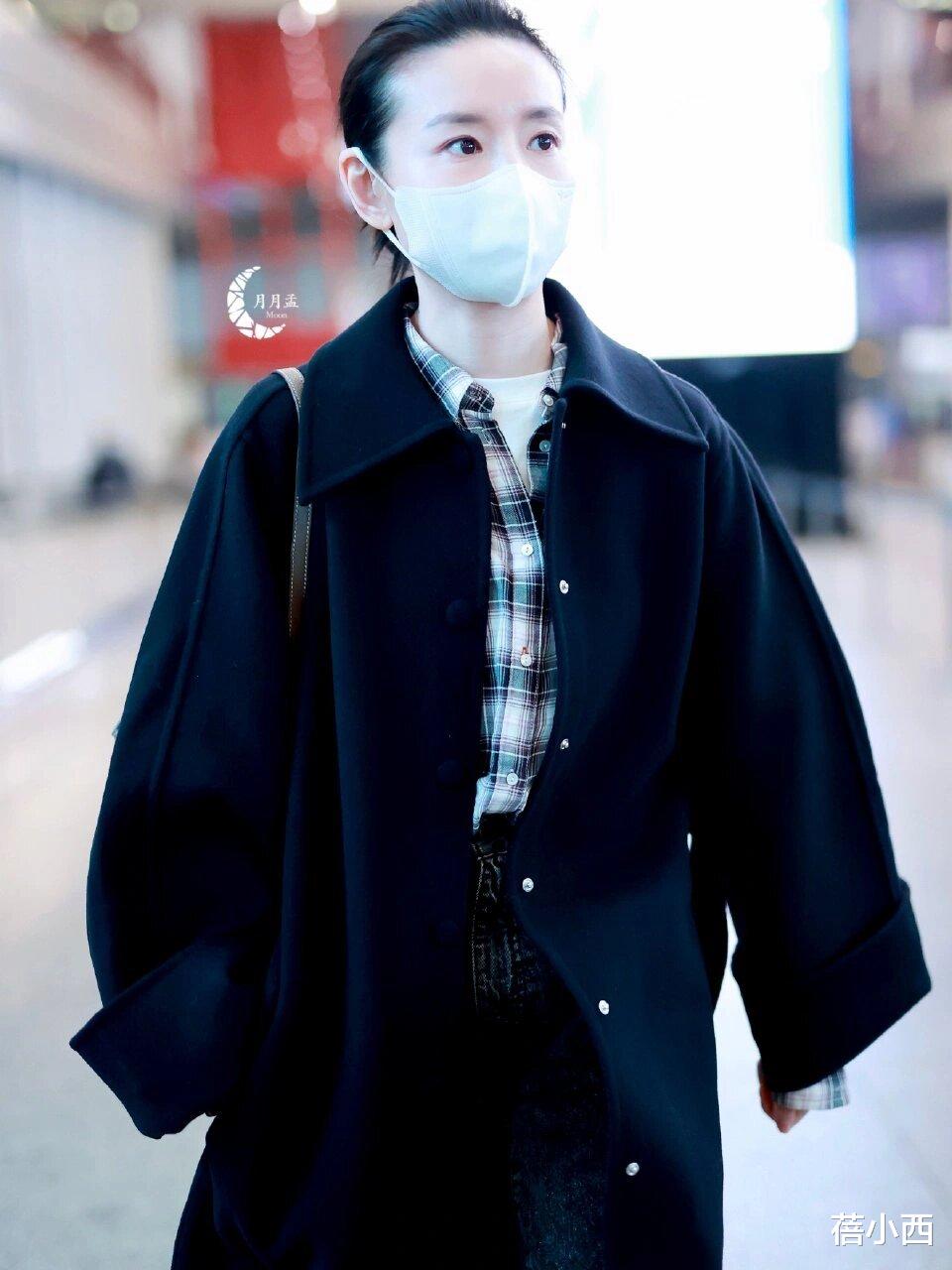 43岁董洁秋冬穿搭,带火了这3件套:羽绒服、黑大衣、羊羔毛外套