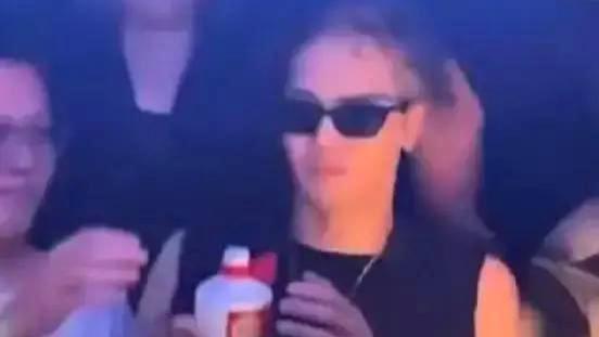 王嘉尔以茅台当矿泉水，潇洒吹瓶引发尖叫，引起热议