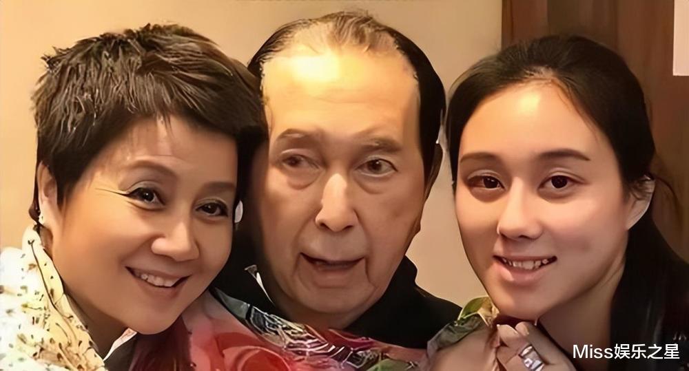 何超欣|看不上王思聪，出生便坐拥亿万身家，何超欣因长相神似利智引猜测