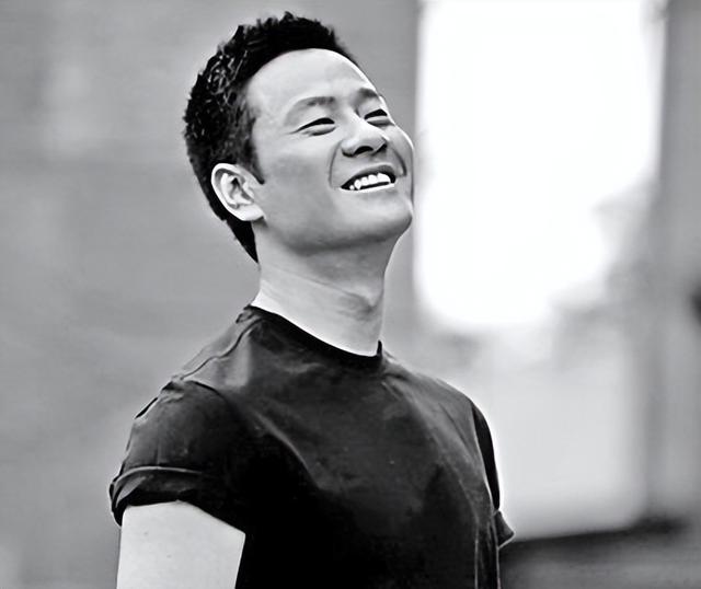 成名后抛弃妻女，为娶小8岁娇妻净身出户，如今前妻走红他变路人