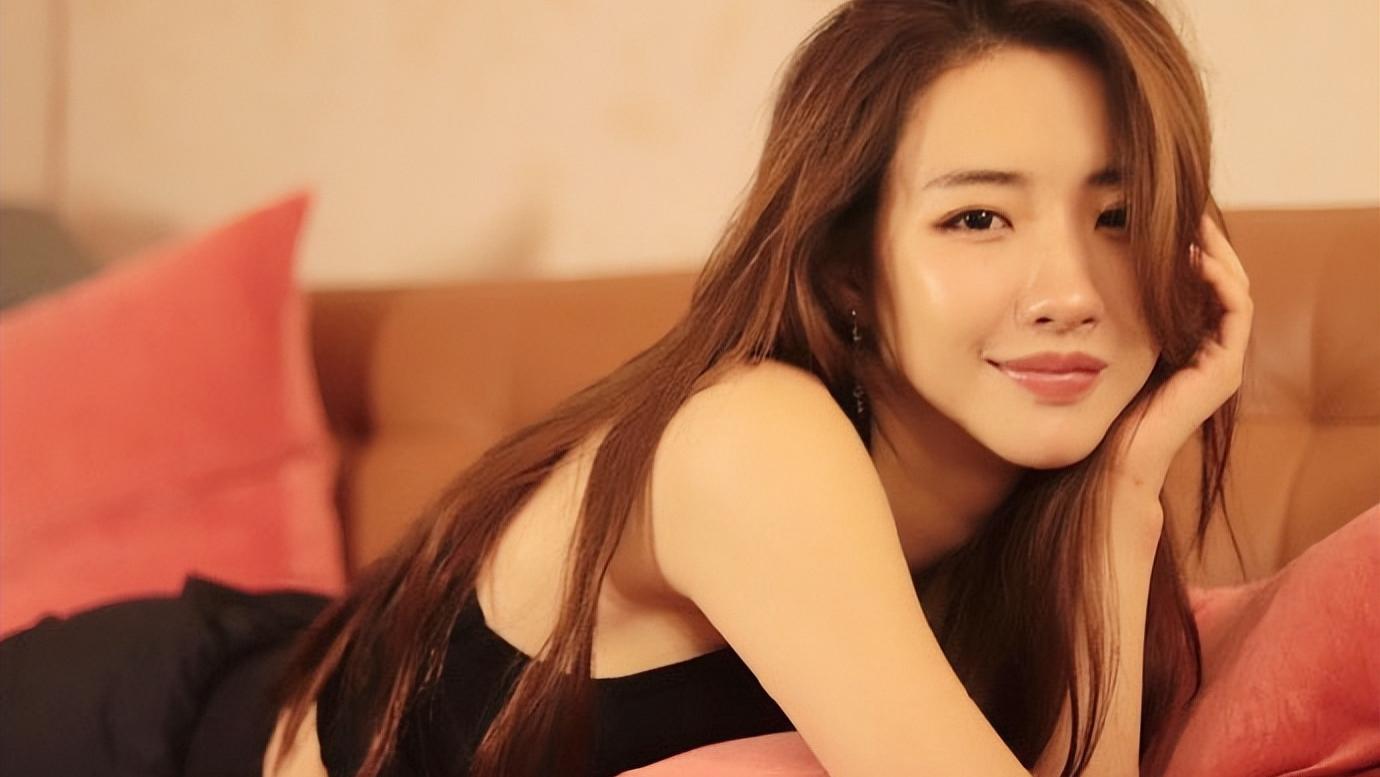 “星梦一姐”遭冷待低调离巢，曾3夺女歌星大奖，不幸骨折仍工作