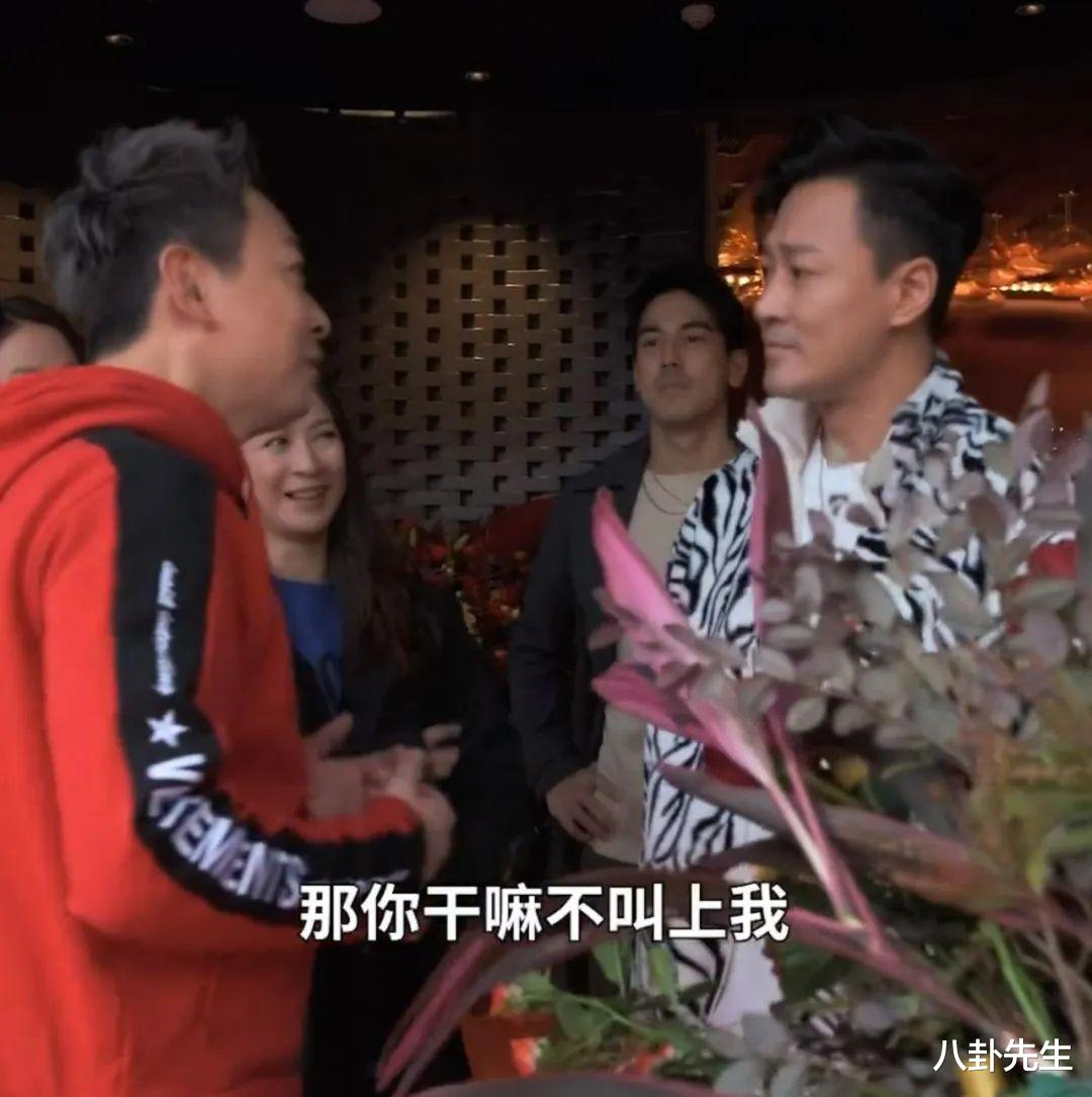 |44岁港星凌晨到天安门看升旗,北上一年发展迅猛,已提700万名车