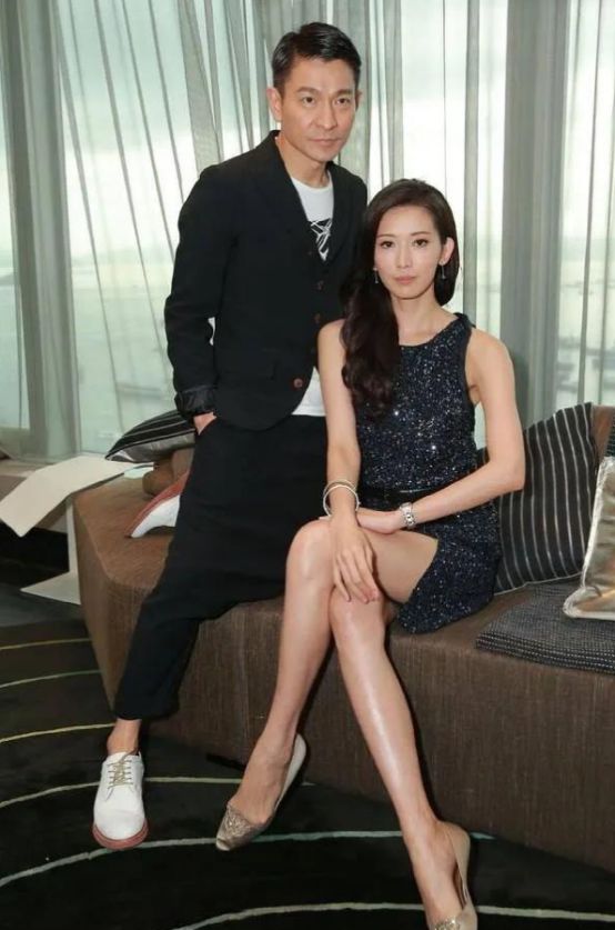 林志玲|61岁刘德华罕见同框林志玲,穿黑西装儒雅帅气,女神穿黑裙太惊艳