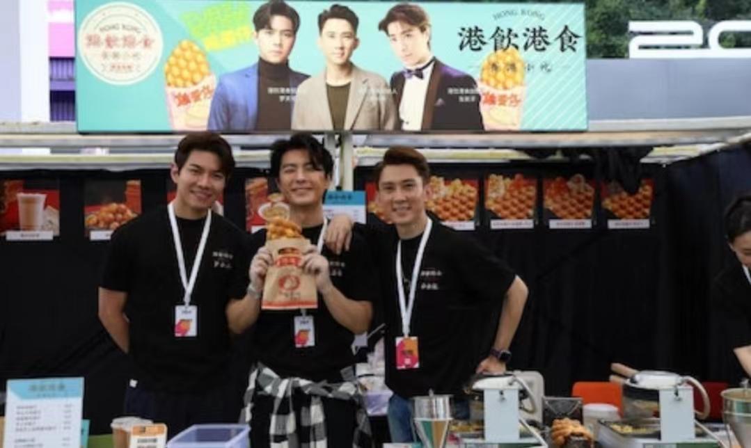 张景淳|秘婚?TVB小生现身内地摆摊卖鱼蛋,左手戴婚戒引关注感情状态