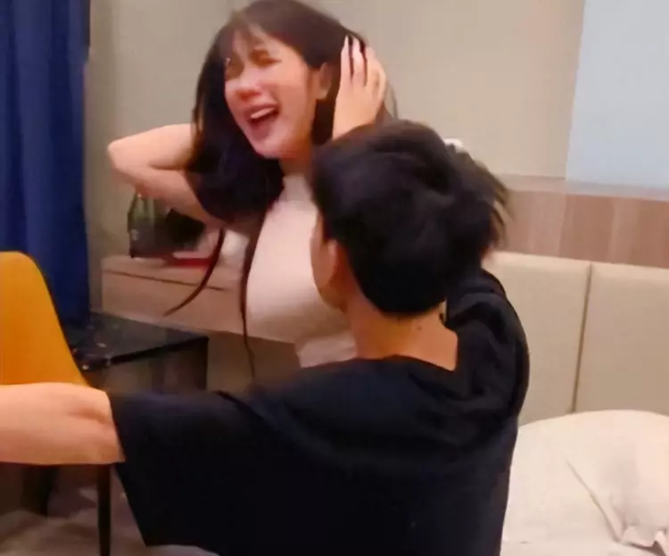 曝网红细细粒出轨精神小伙,疑在酒店被抓现行,曝光视频后辣眼睛