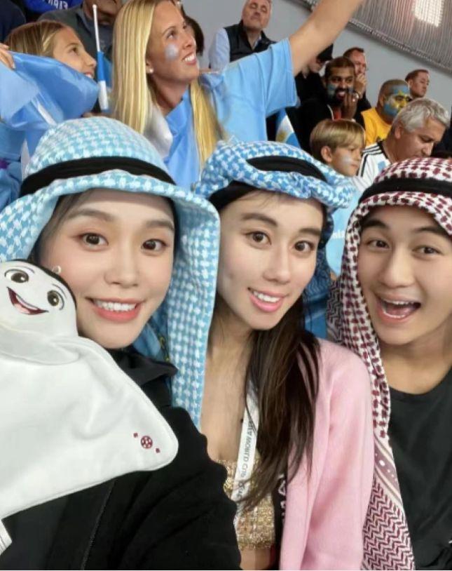 何超欣|奚梦瑶何超欣参加婚礼,姑嫂同框差别大,何超欣被调侃像工作人员