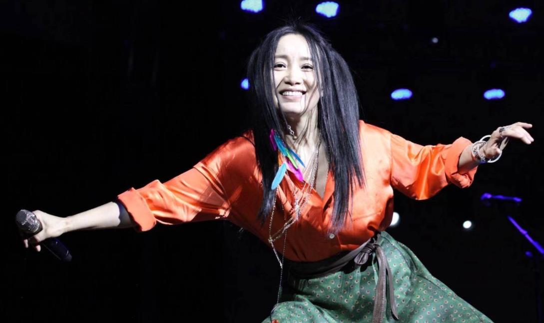 她连登5次春晚,却因为跟恩师同居怀孕,星途尽毁,55岁没人敢娶