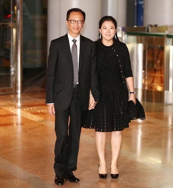 郭晶晶伏明霞罕见同框,两代"跳水女王"都已发福,气质却大不同 - 时尚