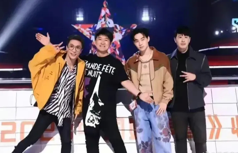 薛之谦|曝好声音停播另有原因,2位导师坚决退出,网友:放个假人继续录