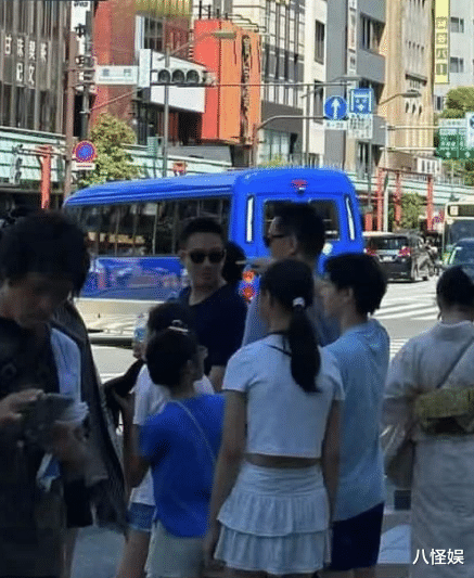 张兰直播，小箖箖主动跑奶奶身边撒娇，性格变活泼与之前判若两人