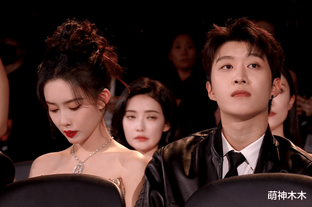 星光大赏台下好精彩：胡歌无聊睡着，赵露思看手机，王一博玩快闪