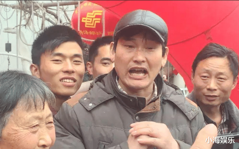 大衣哥醉酒后被迫营业,女粉丝拉起强行合照,随后一头栽在沙发上