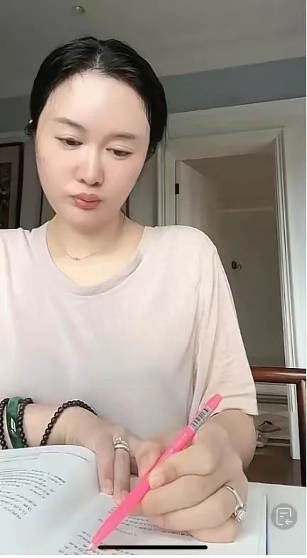 张纪中老婆凌晨直播读书,穿睡衣嘟嘴唇小动作不断,网友:低俗!