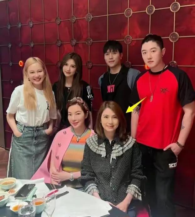 洪欣|曝洪欣心情低落，拒绝蔡少芬出门庆祝邀请，对张丹峰仍抱有期待