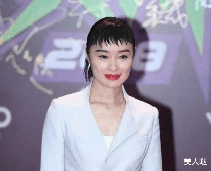 发型 陈建斌前女友被“坑惨了”!一身白穿得高贵又时髦,发型却像狗啃的