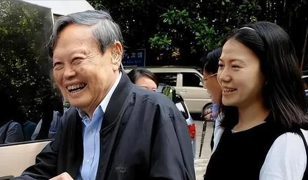 别替翁帆惋惜了!撇下杨振宁去日本聚餐的她,“聪明”已藏不住了