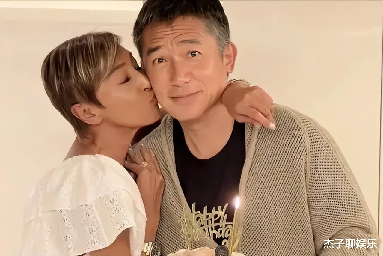 刘嘉玲闺蜜紧搂梁朝伟,大腿缠到裤裆部位,没分寸感已不是第一次