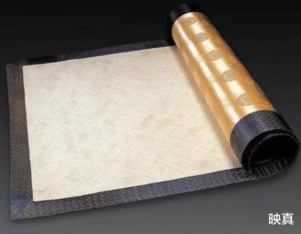 1962年,古董商在50岁寡妇家借宿时,指着凉席说:100元卖我吧