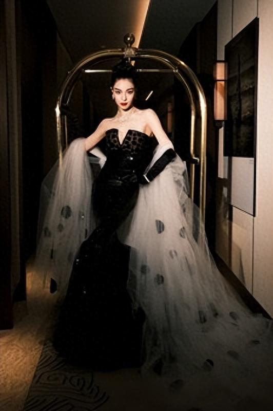 她被冯小刚捧红,成龙接着捧,洪金宝准备捧,为何大佬都偏爱她?