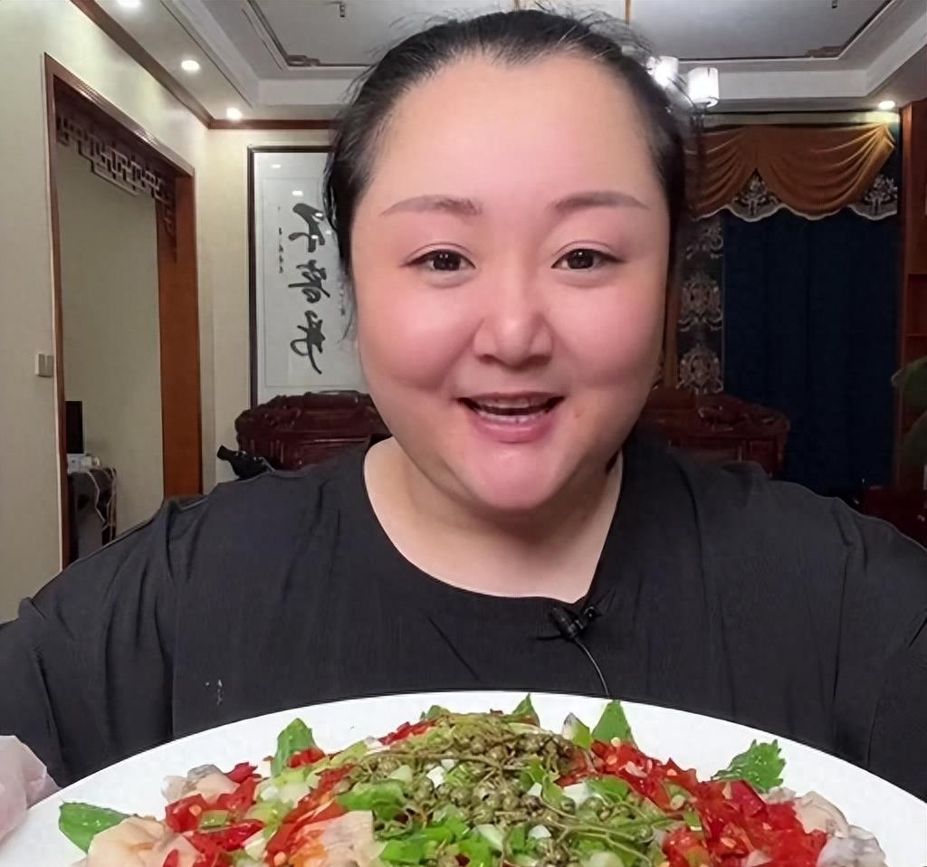 2亿身价吃播网红胖姐,得脑溢血,留下遗嘱:所有资产都给现任老公